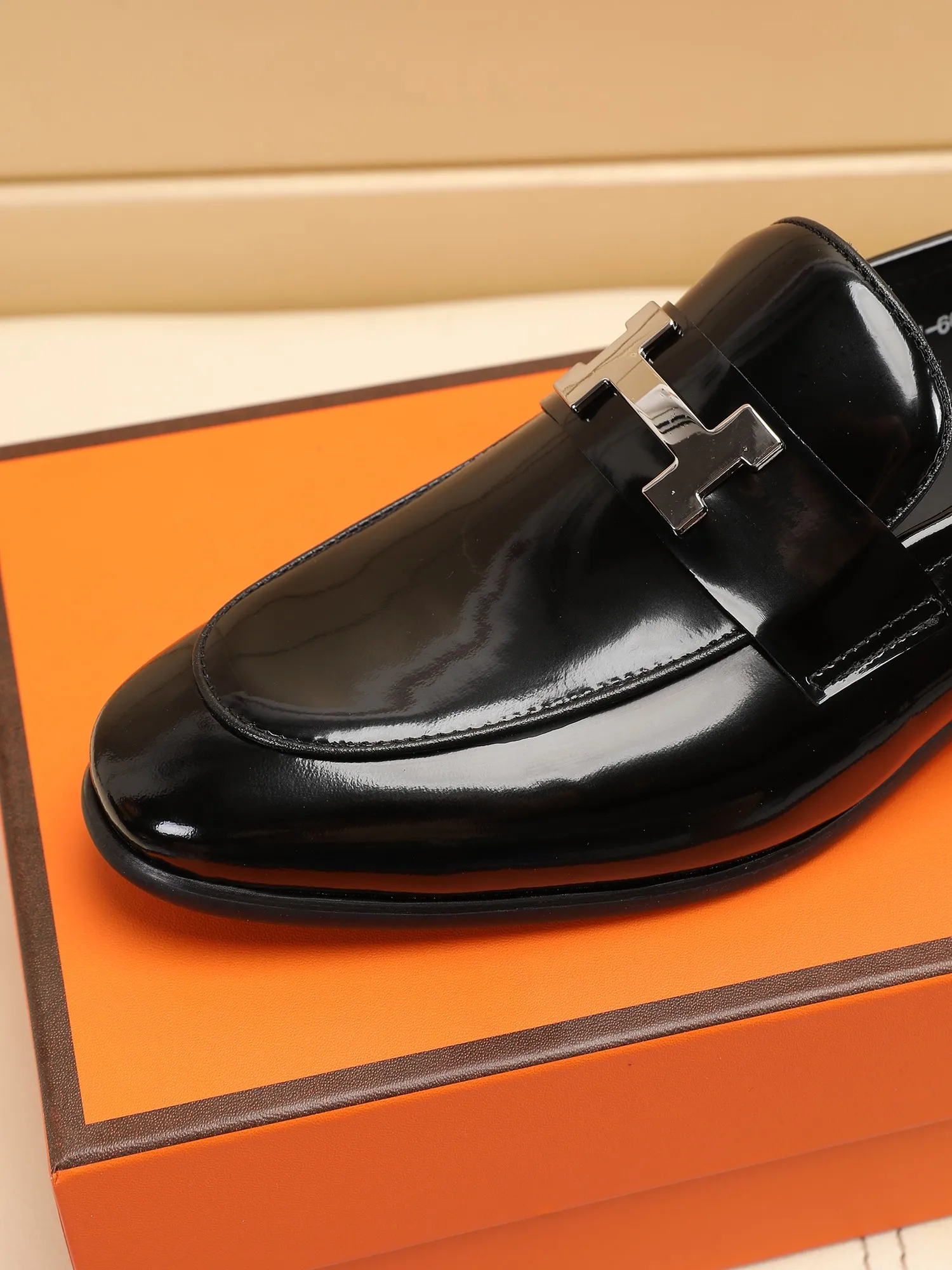 Factory price 460💶[HERMES] (cowhide lining)🍀Italian top luxury🍀He does not pursue novel styles and gorgeous colors, but attracts the favor of successful men with his flawless, elegant and classic style! This very, very comfortable, simple and stable style makes it easy to match any style! The pattern is absolutely 1:1 refined from the original case, and we strive for excellence in materials, imported cowhide + cowhide lining💪💪💪extraordinary texture👍! .Code number: 39 to 44 (38.4546 customized)